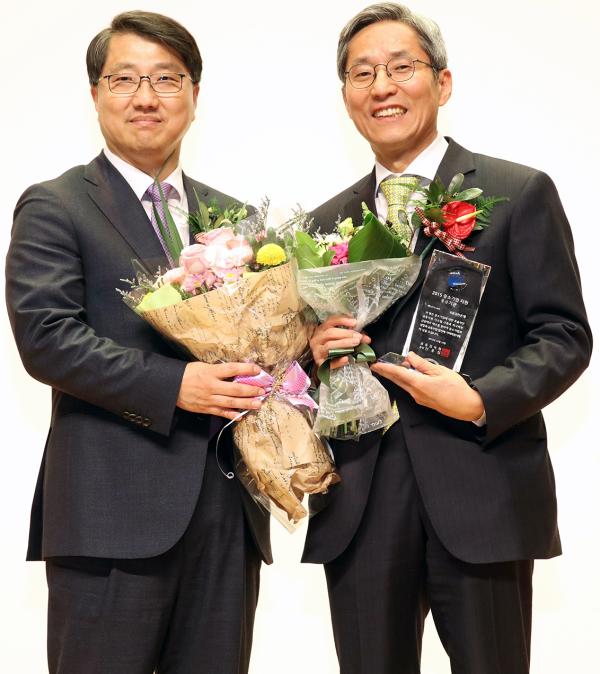 ▲KB국민은행은 15일, 금융감독원에서 열린&lsquo;2015년 민생침해 5대 금융악 척결 및 국민체감 20대 금융관행 개혁 유공자 시상식&rsquo;에서 중소기업지원(메르스 피해업종 지원)부문 금융감독원장 표창을 수상했다. 사진은 왼쪽 진웅섭 금융감독원장, 오른쪽 KB국민은행 윤종규 은행장의 모습. (사진 : KB국민은행 제공)