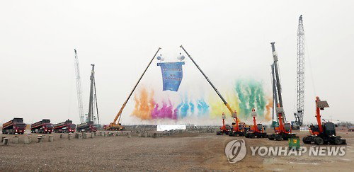 21일 오전 인천시 연수구 삼성바이오로직스에서 열린 '삼성바이오로직스 3공장 기공식'에서 공장 기공을 알리는 폭죽이 터지고 있다. 2015.12.21
