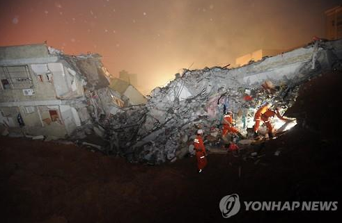 생존자 구조작업 중인 구조대원들 