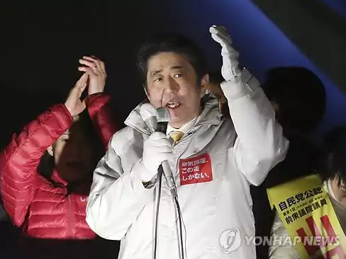 지난 2014년 중위원 투표에 유세에 나선 아베 신조 일본 총리 