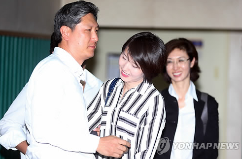 외삼촌인 노재현(노태우 전 대통령의 아들)와 인사를 나누는 최태원 SK그룹 회장 딸 최민정, 그리고 노소영 관장 (맨 오른쪽)