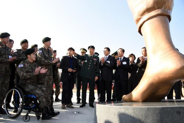▲23일 경기도 파주시 임진각 평화누리공원에서 효성 조현준 사장(오른쪽에서 세번째)과 김정원 하사, 하재헌 하사 등이 참석한 가운데 8ㆍ4 DMZ 작전에 참여한 육군 1군단 수색대대 장병들의 전공을 기념하는 &lsquo;평화와 하나됨을 향한 첫 걸음-평화의 발&rsquo;(이하&lsquo;평화의 발&rsquo;) 제막식에서 조형물에 대해 설명하고 있다. (사진 : 효성 제공)