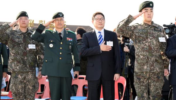 ▲23일 경기도 파주시 임진각 평화누리공원에서 효성 조현준 사장(오른쪽에서 두번째)과 효성 조현준 사장(오른쪽에서 세번째)과 김정원 하사(왼쪽에서 첫번째), 하재헌 하사(오른쪽에서 첫번째) 등이 참석한 가운데 8ㆍ4 DMZ 작전에 참여한 육군 1군단 수색대대 장병들의 전공을 기념하는 &lsquo;평화와 하나됨을 향한 첫 걸음-평화의 발&rsquo;(이하&lsquo;평화의 발&rsquo;) 조형물 제막식이 열렸다. (사진 : 효성 제공) 