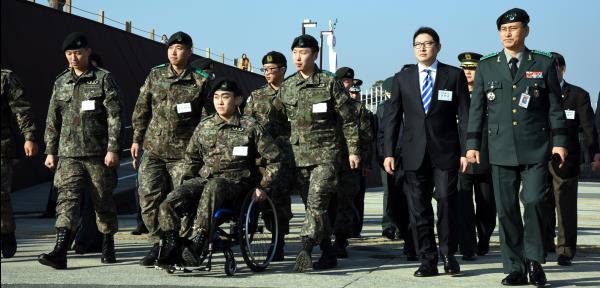 ▲23일 경기도 파주시 임진각 평화누리공원에서 효성 조현준 사장(오른쪽에서 두번째)과 김정원 하사(오른쪽에서 세번째) 하재헌 하사(오른쪽에서 네번째) 등이 참석한 가운데 8ㆍ4 DMZ 작전에 참여한 육군 1군단 수색대대 장병들의 전공을 기념하는 &lsquo;평화와 하나됨을 향한 첫 걸음-평화의 발&rsquo;(이하&lsquo;평화의 발&rsquo;) 조형물 제막식이 열렸다. (사진 : 효성 제공)