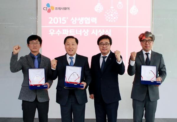 ▲지난 23일 오후 CJ제일제당센터에서 진행된 &lsquo;2015년 우수파트너상 시상식&rsquo;에서 박경철 CJ프레시웨이 푸드서비스 본부장(왼쪽에서 세번째)이 협력업체 대표들과 함께 기념촬영하고 있다. 왼쪽부터 토우인테리어 윤태광 대표, 아세아공조시스템 노현택 대표, 박경철 CJ프레시웨이 푸드서비스 본부장, 가로커뮤니케이션 손성헌 대표. (사진 : CJ프레시웨이 제공)