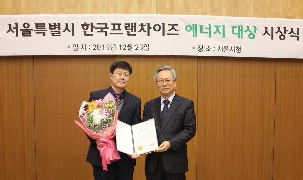 ▲23일(수) 서울시청 서소문청사에서 열린 &lsquo;서울특별시 한국프랜차이즈 에너지대상 시상식&rsquo; 에서 드롭탑 경영지원실 이병규 본부장이 &lsquo;우수상&rsquo;을 수상하고 기념촬영을 하고 있다. (사진 : 드롭탑 제공)