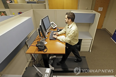 업무에 바쁜 직장인을 위해 개발된 '런닝머신 책상'