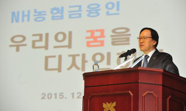 ▲NH농협금융 김용환 회장이 28일 농협 본부 대강당(서울 중구 새문안로)에서 농협금융 신규직원(농협은행, 농협생명보험, 농협손해보험, 농협캐피탈, NH저축은행) 236명을 대상으로 &lsquo;꿈을 디자인 하라&rsquo;는 주제로 특강을 진행하였다. (사진 : NH농협금융지주 제공)
