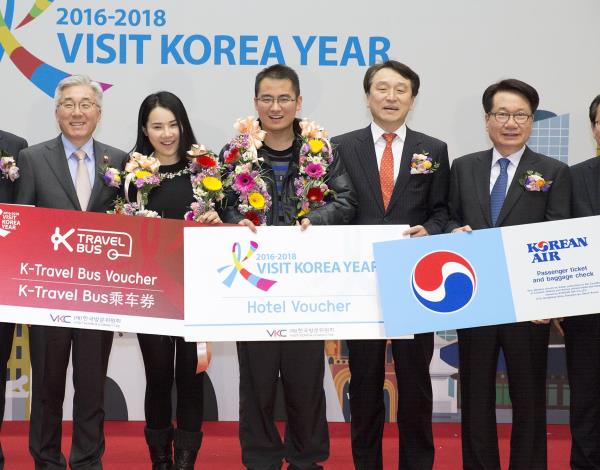 지창훈 대한항공 총괄사장(오른쪽 첫번째), 김종덕 문화체육관광부 장관(왼쪽 첫번째), 정창수 한국관광공사 사장(오른쪽 두번째)과 새해 첫 입국 관광객 왕옌니씨(왼쪽 두번째) 등 행사 참석자들이 기념 촬영을 하는 모습. 대한항공은 문화체육관광부, 한국관광공사, 인천국제공항공사, 한국방문위원회 등과 함께 1월 1일 새벽 인천국제공항에서 &lsquo;2016년 새해 첫 고객맞이&rsquo; 행사를 가졌다. 새해 우리나라를 처음 입국한 외국인 손님으로는 KE854편으로 중국 베이징을 출발해 새벽 0시 25분에 인천국제공항에 도착한 중국인 왕옌니(여, 33세)씨가 선정되어 대한항공 중국노선 프레스티지 클래스 왕복항공권 2매와 꽃다발 등 푸짐한 선물을 받았다. (사진 : 대한항공 제공)