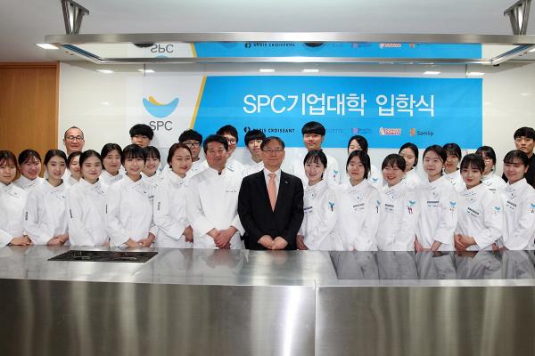 ▲서울 신대방동 SPC미래창조연수원에서 11일 열린 'SPC기업대학 2016년 신입생 입학식'에서 피재만 SPC미래창조원장(가운데)과 신입생들이 기념촬영을 하고 있다. (사진 : SPC그룹 제공)
