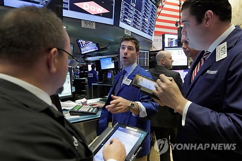 12일(현지시간) 미국 뉴욕증권거래소(NYSE)의 입회장에서 트레이더들이 대화를 나누고 있다.