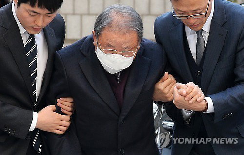 7천900억원의 기업비리를 저지른 혐의로 기소된 조석래 효성그룹 회장이 15일 오후 서울중앙지법에 출석하고 있다. 조 회장은 분식회계 5천10억원, 탈세 1천506억원, 횡령 690억원, 배임 233억원, 위법 배당 500억원 등 총 7천939억원의 기업비리를 저지른 혐의로 2014년 1월 불구속 기소됐다. 