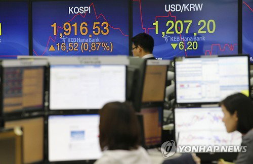 15일 오전 1900선이 무너지지 않을까 하는 염려를 낳았던 코스피지수가 상승세로 출발하고 있다.서울 중구 KEB하나은행 딜링룸.
