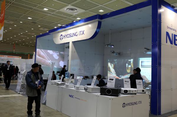 ▲효성ITX가 지난 13일부터 15일까지 서울 코엑스에서 열린 대한민국 교육박람회에 참가해 신종 빔 프로젝터 8종을 선보였다. (사진 : 효성 제공)