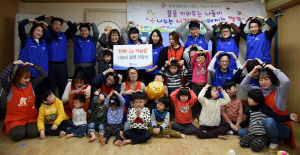 ▲21일 서울시 관악구에 위치한 성민장애아동어린이집을 찾은 효성나눔봉사단원들이 아이들과 함께 밝게 미소 짓고 있다. (사진 : 효성 제공)