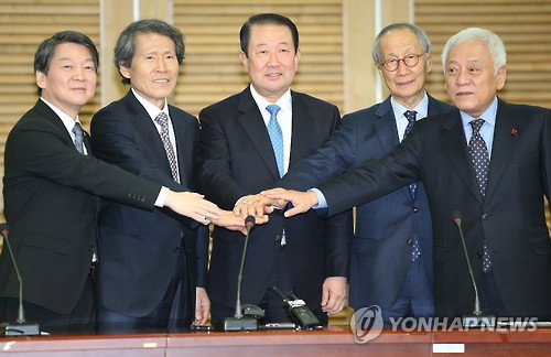 독자신당을 추진하던 박주선 의원(가운데)이 27일 오전 국회 의원회관에서 국민의당과 통합을 선언하며 왼쪽부터 안철수 의원, 한상진 공동 창당준비위원장, 윤여준 공동 창당준비위원장, 김한길 의원이 손을 모으고 있다.
