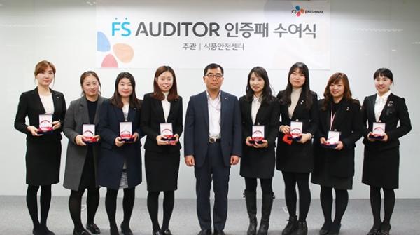 ▲CJ프레시웨이 강신호 대표(왼쪽에서 다섯번째)와 1기 FS AUDITOR로 선발된 직원들이 인증패를 수여 받았다. (사진 : CJ프레시웨이 제공)