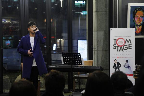 ▲탐스테이지에서 열창 중인 &lsquo;후니아&rsquo;의 모습 (사진 : 탐앤탐스 제공)