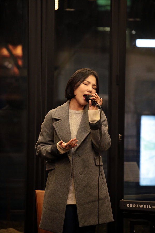 ▲탐스테이지에서 열창 중인 &lsquo;알리&rsquo;의 모습 (사진 : 탐앤탐스 제공)