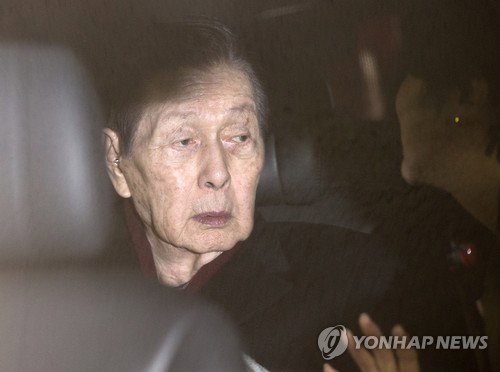 신격호 롯데그룹 총괄회장이 3일 오후 서초구 서울가정법원에서 열린 '성년후견 개시 심판 청구' 첫 심리를 마친 후 차에 탑승해 있다. 2016.2.3