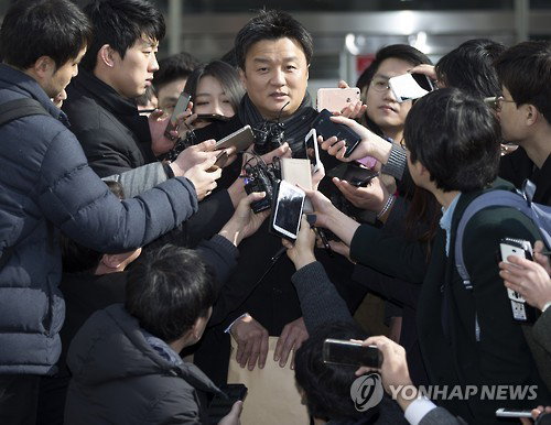 임우재 삼성전기 상임고문이 4일 오후 수원지법 성남지원에서 항소장을 제출한 후 취재진의 질문에 답하고 있다.
