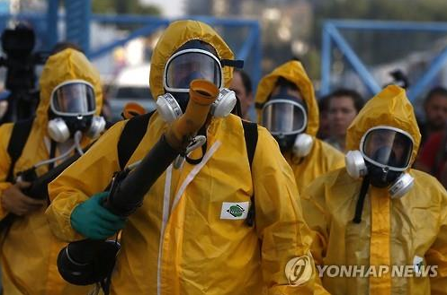 지카바이러스 퇴치 위해 소독 나서는 브라질 보건관계자들 