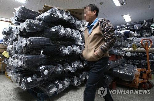 정부는 10일 북한의 장거리 로켓(미사일) 발사에 대응해 개성공단 가동 전면 중단 결정을 내렸다. 11일 개성공단 입주 의류임가공업체인 (주)화인레나운 서울 금천구 가산동 본사 사무실에 원단이 쌓여있다. 2016.2.11