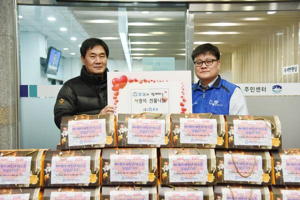 ▲16일 효성이 마포구 아현동 주민센터와 사랑의 생필품 나눔행사를 갖고 지역 주민 100가구에 참치와 햄세트를 전달하고 있다. 사진은 왼쪽부터 조태영 아현동장, 김봉수 효성 사회공헌 팀장의 모습. (사진 : 효성 제공)