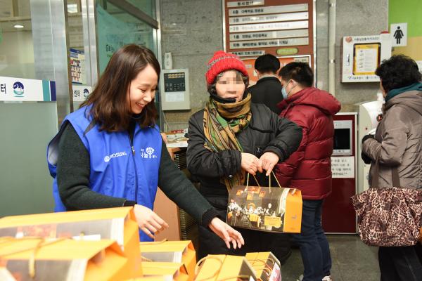 ▲16일 효성이 마포구 아현동 주민센터와 가진 사랑의 생필품 나눔행사에서 효성 직원이 참치와 햄세트를 나눠주고 있다. (사진 : 효성 제공)