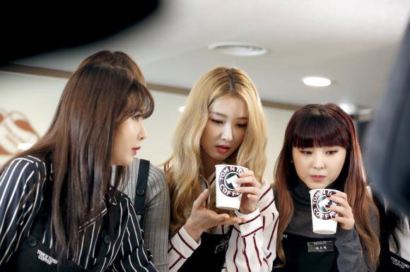 ▲직접 만든 커피를 시음 중인 포미닛 멤버들 (사진 : 탐앤탐스 제공)