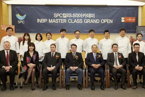 ▲22일 SPC미래창조원에서 열린 'INBP 제빵 마스터클래스 과정 오픈행사'에서 참석자들이 기념촬영을 하고 있다. 사진은 앞줄 왼쪽부터 &lsquo;얀 모로&rsquo; 프랑스문화원 교육협력 담당관, 한불상공회의소 이사 &lsquo;이다 도시&rsquo;, &lsquo;도미니끄 부테르&rsquo; 주한 프랑스대사관 경제상무관실 상무참사관, &lsquo;장-프랑수아 아스티에&rsquo; INBP 교장, SPC그룹의 조상호 사장과 허진수 부사장의 모습 (사진 : SPC그룹 제공)