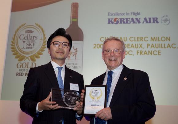 ▲대한항공 기내 와인이 &ldquo;세계 TOP 3&rdquo;에 선정됐다. 대한항공은 2월 22일 오후(현지시각) 런던에서 열린 세계 최고 권위의 항공사 와인 경연 대회인 &lsquo;천상의 와인 2015&rsquo; 시상식에서 종합 3위, 퍼스트클래스 전체 3위 그리고 각 클래스 부문에서 퍼스트클래스 레드 와인 부문 금메달을 포함해 3개 부문에서 금&middot;은메달을 수상했다. 김주민 대한항공 런던지점장(왼쪽)이 퍼스트 클래스 레드 와인 부문 금메달을 수상하고 찰스 멧칼프(Charles Metcalfe,오른쪽) 국제 와인 챌린지 회장과 상패를 들고 기념사진을 찍는 모습 (사진 : 대한항공 제공)