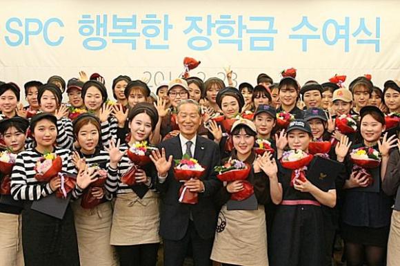 ▲서울시 신대방동 SPC미래창조원에서 23일 열린 &lsquo;SPC행복한장학금&rsquo; 수여식에서 조상호 SPC그룹 총괄사장 (가운데)과  아르바이트 대학생들이 기념촬영을 하고 있다. (사진 : SPC그룹 제공)