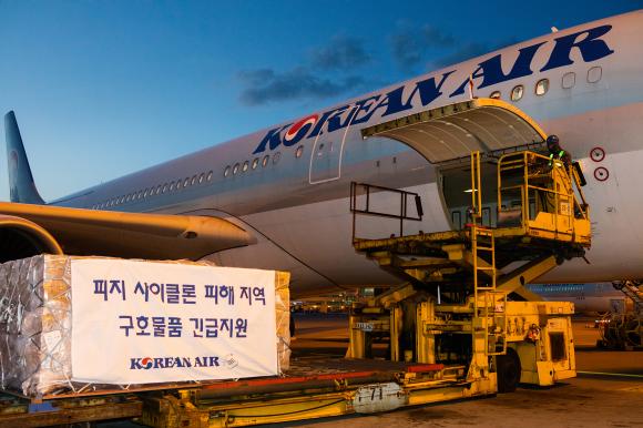 ▲대한항공은 3월 10일(목) 오후 7시 25분 피지로 출발하는 KE137편 A330-200 항공기를 통해 이재민들에게 생수, 건빵 등을 긴급 지원했다. 사진은 대한항공의 긴급 구호품이 비행기에 실리기 위해 대기하고 있는 모습. (사진 : 대한항공 제공)