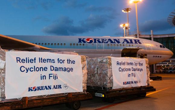 ▲대한항공은 3월 10일(목) 오후 7시 25분 피지로 출발하는 KE137편 A330-200 항공기를 통해 이재민들에게 생수, 건빵 등을 긴급 지원했다. 사진은 대한항공의 긴급 구호품이 비행기에 실리기 위해 대기하고 있는 모습. (사진 : 대한항공 제공)