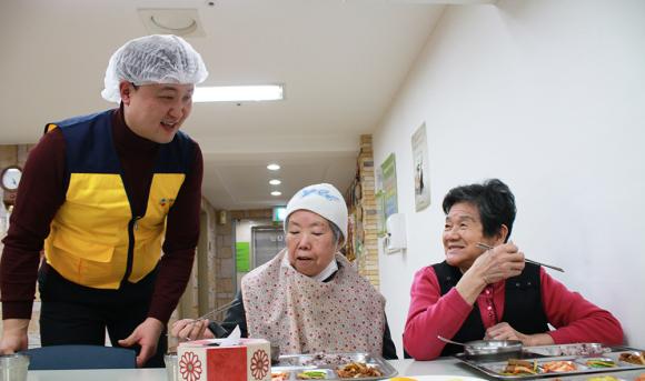▲CJ프레시웨이 임직원들이 서울 중구 신당데이케어센터에서 석식 지원봉사활동을 진행하고 있다. (사진 : CJ프레시웨이 제공)