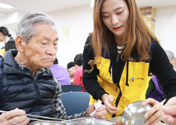 ▲CJ프레시웨이 임직원들이 서울 중구 신당데이케어센터에서 석식 지원봉사활동을 진행하고 있다. (사진 : CJ프레시웨이 제공)