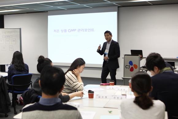 ▲CJ프레시웨이 상생아카데미에서 품질혁신팀 신남호 대리가 GMP(Good Manufacturing Practice: 우수 식품의 제조&middot;관리 기준) 관리 포인트에 대해 설명하고 있다. (사진 : CJ프레시웨이 제공)