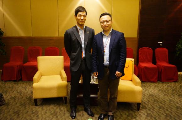 ▲한화생명 김동원 부실장(왼쪽)이 22일(화) 오후 보아오 포럼 현지에서 &lsquo;알리페이&rsquo;로 유명한 중국 앤트파이낸셜(Ant Financial) 징시엔동(井贤栋) 대표를 만나. 글로벌 핀테크 산업 전망 및 발전 방향성, 동남아 핀테크 시장 공동 진출 가능성 등을 함께 논의했다. (사진 : 한화그룹 제공)