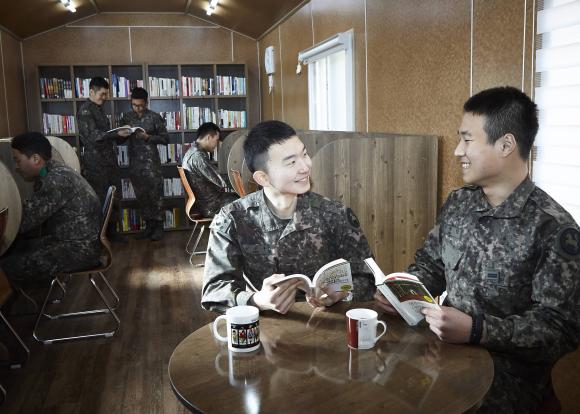 ▲장병들은 &lsquo;사랑의 독서카페&rsquo;에서 책을 읽으며, 자기개발은 물론 인성교육과 정서함양에도 많은 도움을 받고 있다. (사진 : 한화그룹 제공)