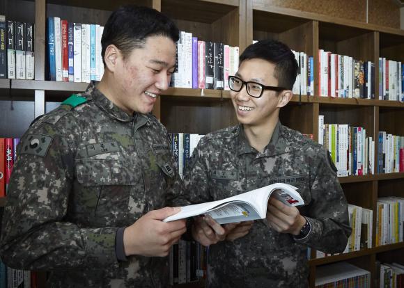 ▲장병들은 &lsquo;사랑의 독서카페&rsquo;에서 책을 읽으며, 자기개발은 물론 인성교육과 정서함양에도 많은 도움을 받고 있다. (사진 : 한화그룹 제공)