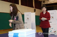 朴대통령, 붉은색 재킷 입고 한 표 행사