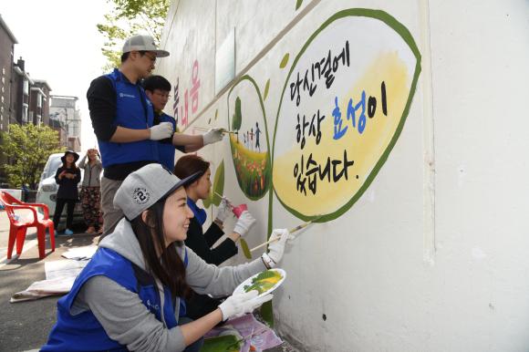 ▲지난 15일 효성 중공업PG와 협력사들이 서울시 마포구 망원동 일대에서 &lsquo;안전마을 만들기&rsquo; 프로젝트로 벽화 그리기 봉사활동을 하고 있다. (사진 : 효성 제공)
