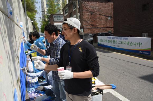▲지난 15일 효성 중공업PG와 협력사들이 서울시 마포구 망원동 일대에서 &lsquo;안전마을 만들기&rsquo; 프로젝트로 벽화 그리기 봉사활동을 하고 있다. (사진 : 효성 제공)