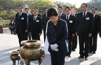 朴대통령, 4·19 묘지 참배…총선후 첫 외부일정