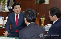 원유철 "대표 대행으로 당 중심 잡겠다…후임이 비대위원장"