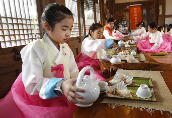 ▲4월 21일, 서울 남산국악당 체험실에서 전통문화예술교육사업인 &lsquo;한화예술더하기&rsquo; 사회공헌 활동에 참석한 한화그룹 임직원 봉사자들과 아동들이 다도체험 활동에 참여하고 있다.  (사진 : 한화그룹 제공)