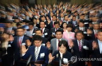 朴대통령 유승민 겨냥 언급에 '시끌'…與 복당 논란 계속