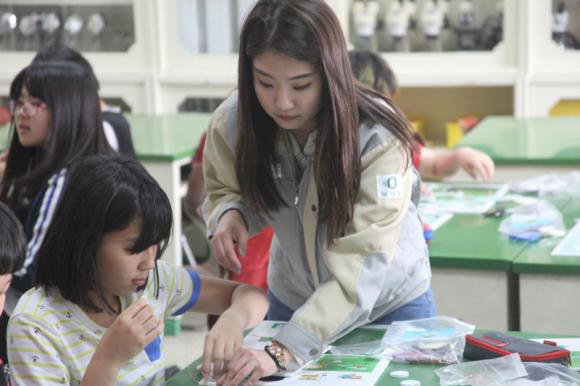 ▲효성 임직원들이 26일부터 27일까지 창원 내동초등학교에서 주니어공학교실을 열고 변압기 모형 제작 실습을 하고 있다. (사진 : 효성 제공)