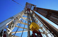 [국제유가 일일 리포트] 생산량 과잉에 내려 앉은 유가, WTI 2.5% 급락···1일 생산량 사상 최고치 근접